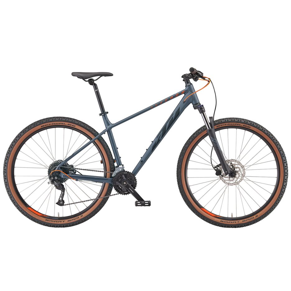 Bicicletă MTB KTM Chicago 291 culoare gri, roți 29 inch, cadru aluminiu hardtail cu furcă suspendată Suntour și frâne hidraulice disc, vedere laterală