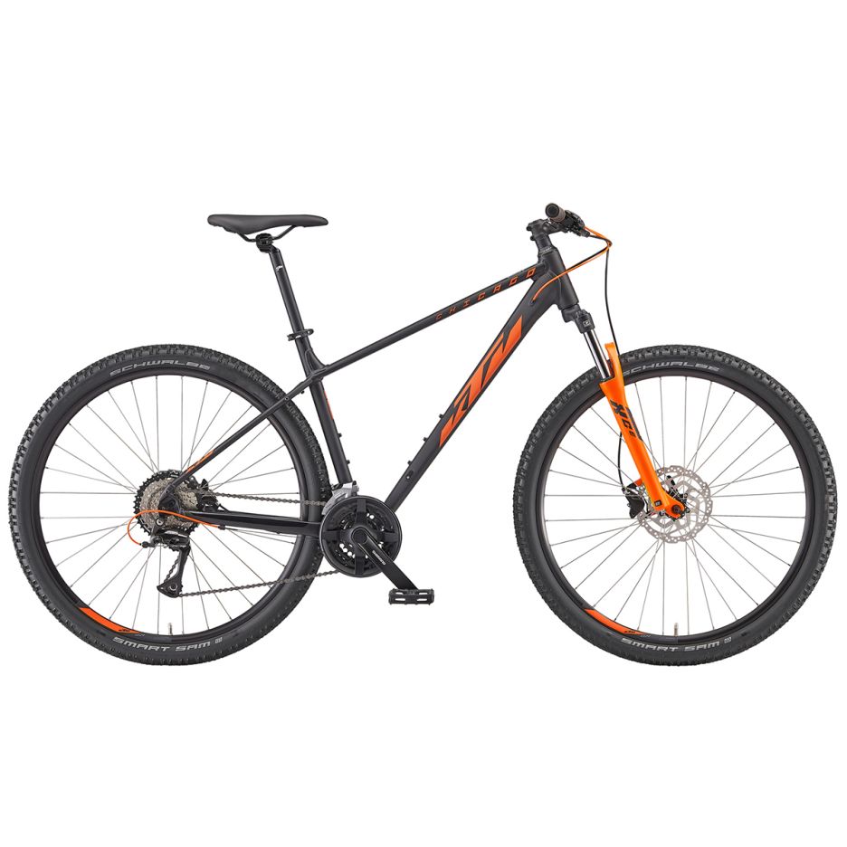 Bicicletă MTB KTM Chicago 292 culoare negru, roți 29 inch, cadru aluminiu hardtail cu furcă suspendată Suntour XCE28 și frâne hidraulice disc Shimano, vedere laterală