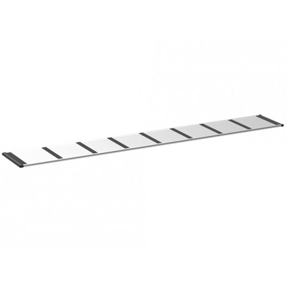 Traversa amplasata pe plafonul autoutilitarei pentru fixarea si transportarea in siguranta a materialelor.