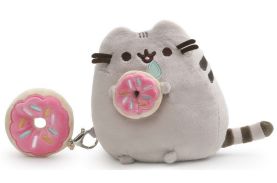Plus pisicuta pusheen 16 cm cu breloc gogoasa