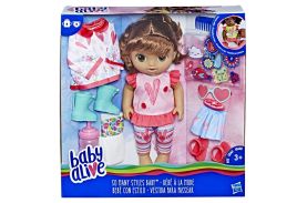 Bebe lingurita fetita bruneta cu hainute de schimb