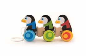 3 pinguini din lemn cu roti si snur