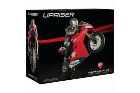 Motocicleta rc ducati upriser pe o roata in viteza