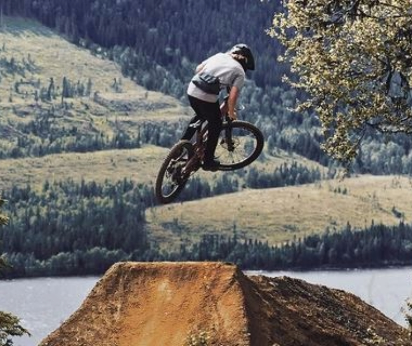 Ce să iei cu tine într-o aventură de mountain bike